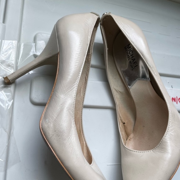 Michael Kors beige leather pumps size 8.5 in very used condition (sold as-is!) - Picture 7 of 14